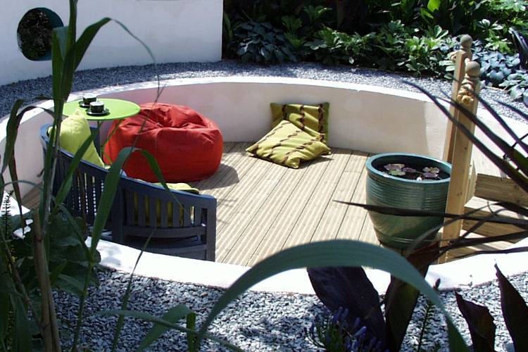 Q-Deck winchester decking lifestyle image